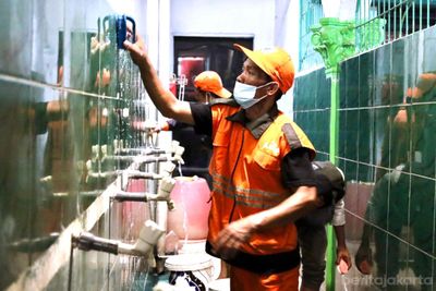 Sambut Bulan Suci Ramadhan, Petugas Gabungan dan Tiga Pilar Kelurahan Petamburan Kompak Bersihkan Masjid Ar-Rahman agar Ibadah Makin Khusyuk!