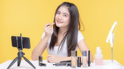 Make Up: Alat Ekspresi Diri yang Mengubah Persepsi Sosial