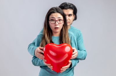 Baru Kenal Seminggu Tapi Sudah Diajak Komitmen Serius? Jangan Baper Dulu, Bisa Jadi Ini Tanda Love Bombing!