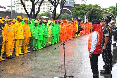 Wali Kota Jakarta Barat Pimpin Apel Gerakan Jaga Jakarta Bersih , Turun Tangan Atasi Sisa Banjir di Cengkareng