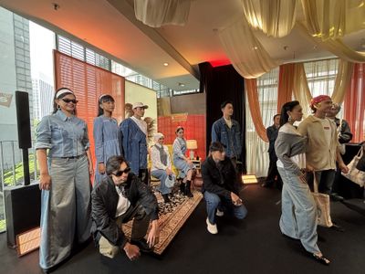 Ide Styling Baju Lebaran Denim on Denim yang Preppy dan Bikin Kamu Tampil Beda