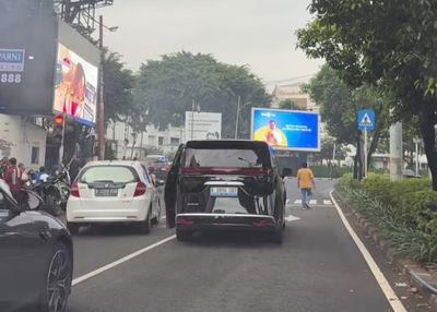 Diduga Denza D9 Mogok di Depan Mal Senayan City