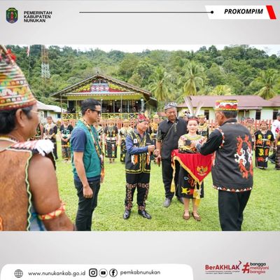 Masyarakat Adat Dayak Tahol Anugerahkan Gelar Kalawon Saraton kepada Bupati Nunukan