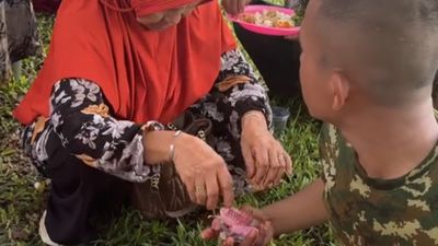 Momen Haru di Lapangan Hijau, Nenek Ini Tetap Beri Uang untuk Cucunya yang Lulus Jadi Tentara
