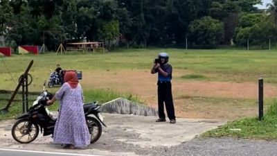Momen Saat Bapak-bapak Ini Fotoin Istrinya di Pinggir Jalan Raya, Jadi Sorotan di Media Sosial