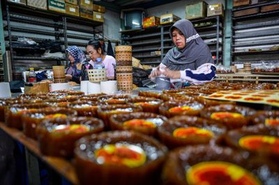 Pekerja menyelesaikan produksi dodol keranjang di Pabrik Dodol Tekkie di Bandung, Jawa Barat, Senin (9 2 2026). - Foto oleh ANTARA FOTO Raisan Al Farisi