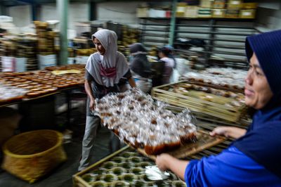 Pekerja menyelesaikan produksi dodol keranjang di Pabrik Dodol Tekkie di Bandung, Jawa Barat, Senin (9 2 2026). - Foto oleh ANTARA FOTO Raisan Al Farisi