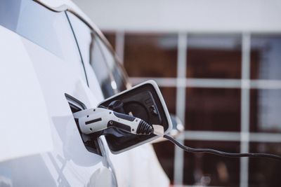 Apakah Mobil Listrik Bisa Menyelamatkan Bumi? Begini Penjelasannya