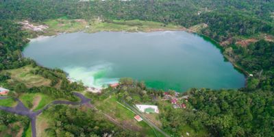Inilah Kisah Mitos Danau Linow, Danau Biru Cantik Nan Mistik