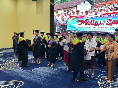 Lansia Naik Panggung Wisuda, Jembrana Buktikan Bahwa Belajar Tak Kenal Usia