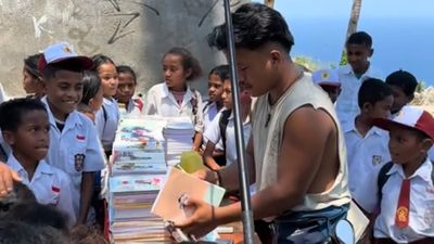 Tidak Tragedi Terulang, Cowok Ini Salurkan Buku dan Pena ke Anak-anak NTT