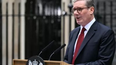 Keir Starmer Berkomitmen Tidak Mundur Meski Ditinggal Pejabat Kunci di Tengah Krisis