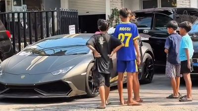 Bukan Pamer, Pria Pemilik Lamborghini Ini Berbagi Kebahagiaan dengan Anak-anak Sekitar