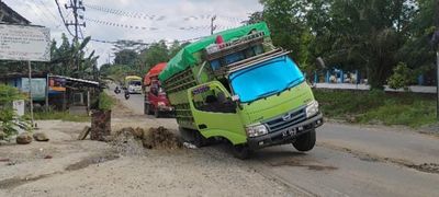 Wisata Lubang Raksasa: Truk Amblas di Suka Rahmat Jadi Bukti Lambatnya Perbaikan Jalan Poros