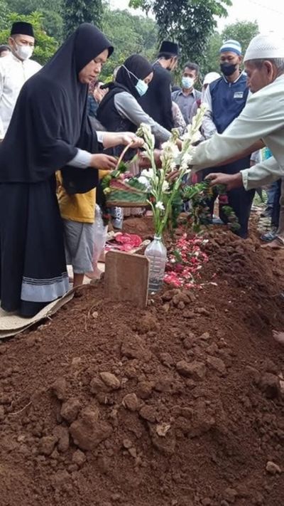 8 Urutan Doa Ziarah Kubur Lengkap Arab, Latin, dan Artinya