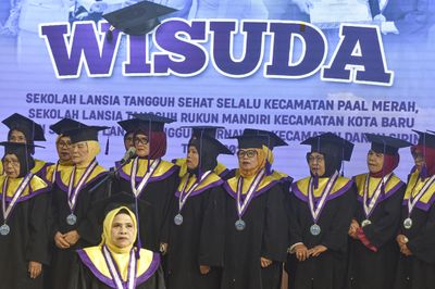 Peserta Sekolah Lansia Kota Jambi bersiap mengikuti prosesi wisuda di Aula Griya Mayang, Rumah Dinas Wali Kota Jambi, Jambi, Selasa (10 2 2026). - Foto oleh ANTARA FOTO Wahdi Septiawan