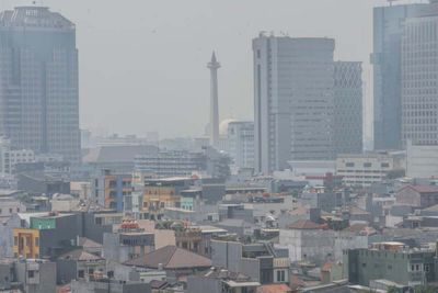 Langit Jakarta Masih Abu-Abu, Mengapa Solusi Polusi Udara Wajib Melibatkan Kawasan Penyangga Jabodetabek?
