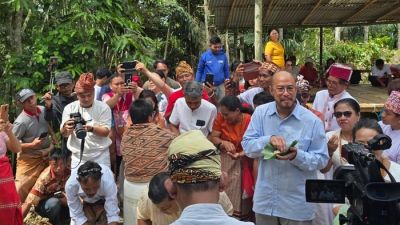 Komika Pandji Pragiwaksono Meminta Maaf Melalui Ritual Adat di Toraja