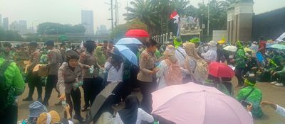 Ada Demo Guru Madrasah di Depan Gedung DPR RI Hari Ini, Polisi Bagikan Air hingga Roti