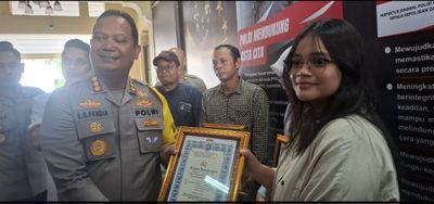 Beda Nasib dengan Hogi Minaya, Polresta Jogja Berikan Penghargaan Dua Warga Lokal dan 2 Mahasiswi UTY