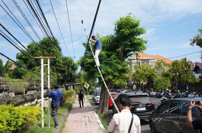 Kolaborasi Pemkab dan ISP, Kabel Kusut di Singaraja Mulai Ditertibkan