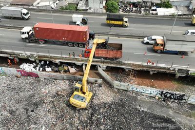 Pemkot Jakarta Utara Gerak Cepat Bersihkan Sampah di Kolong Tol Ir. Wiyoto Wiyono, Target Kelar Bulan Ini!