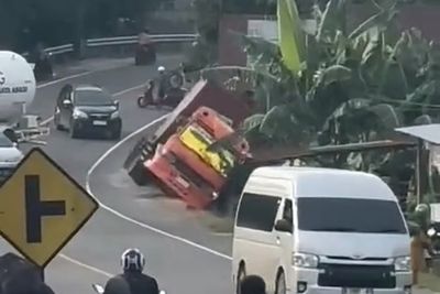 Truk Bermuatan Beras Terguling di Pinrang, Diduga Rem Blong Saat Gagal Menanjak