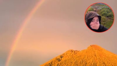 Pertama Kali Naik Gunung RInjani, Cewek Ini Dapat Pemandangan yang Indah Banget