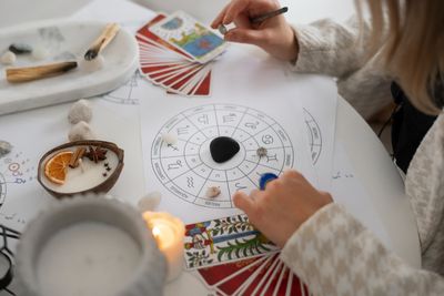 Mengenal Astrologer dan Rahasia Astrologi Tradisional, Nggak cuma Ramal Zodiak dan Cinta
