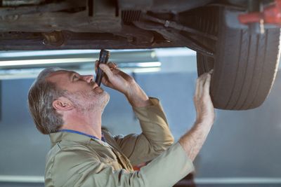 Kenali Ciri-Ciri Shockbreaker Mobil yang Rusak dan Cara Merawatnya !