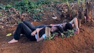 Tiduran di Atas Makam, Dua Orang Ini Jadi Bahan Perbincangan Warganet