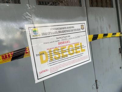 Satpol PP Kota Bandung Tertibkan Bangunan Tanpa PBG di Cijawura