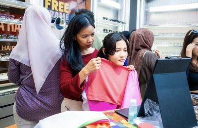 Tips Memilih Kacamata yang Cocok dengan Karakter Personal, Bikin Gaya Makin Pede