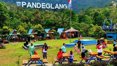 Saung Biru Gunung Karang, Spot Foto Instagramable dengan Panorama Alam di Pandeglang