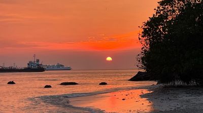 Pulau Merak Kecil Spot Foto Malam Hari dengan Latar Belakang Gemerlap Lampu Kawasan Industri