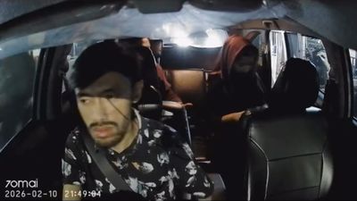 Driver Taksi Online Ini Tegur Dua Penumpang yang Diduga Mesum di Kursi Belakang Mobil