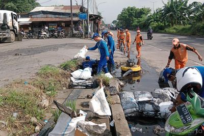 Cegah Genangan Air di Jalan Raya Cacing, Pasukan Biru dan PPSU Gempur Sedimen Saluran Air
