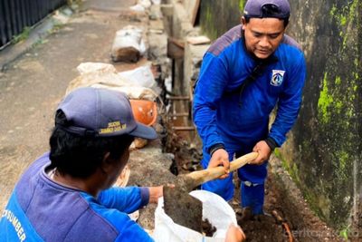 Warga Petukangan Selatan Segera Bebas Genangan! Revitalisasi Saluran Air di Jalan Haji Jaid Tembus 70 Persen