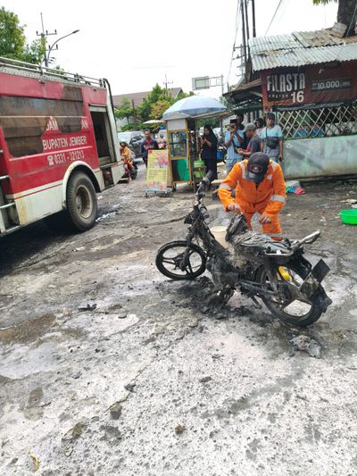 Motor Warga Bondowoso Terbakar di Depan SMPN 7 Jember Saat Boncengan dengan Istri, Diduga Korsleting Listrik