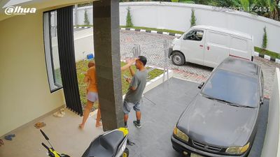 Kocak, Seorang Ibu Tepok Jidat Kurir yang Lagi Tanya Alamat