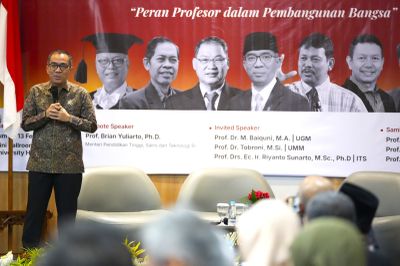 Mendiktisaintek Brian dihadapan Akademisi UMY : Guru Besar Diharapkan Jadi Penggerak Iptek