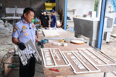 Dari Sampah Jadi Estetik: Papan Jalan Daur Ulang Warnai Singaraja