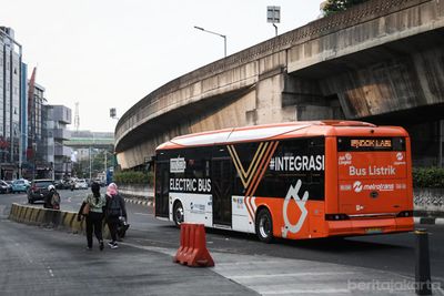 Kecelakaan Transjakarta Rute 1E di Jaksel: CCTV Ungkap Detik-Detik Korban Terhuyung Sebelum Terlindas
