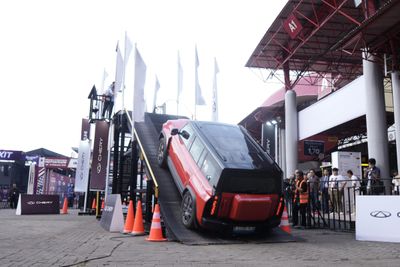 Menilik Fleksibilitas Chery J6: Bukan Sekadar Mobil Listrik Kota!