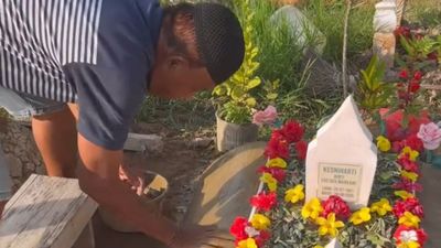 Kisah Kesetiaan Seorang Suami, Tetap Rawat Makam Istri yang Teah Wafat Enam Bulan Lalu