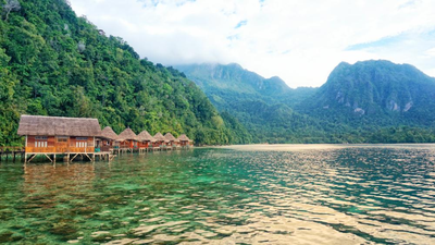 Pulau Ora, Surga Tersembunyi Maluku dengan Resor di Atas Laut