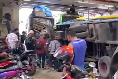 KM Mandala Rute Kolaka-Bone Putar Balik usai Dihantam Cuaca Buruk, Sejumlah Kendaraan di Kapal Terbalik