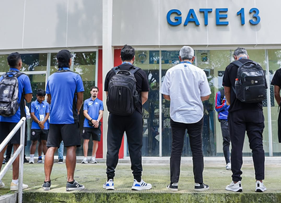 Sebelum Kick Off, Arema FC Ziarah ke Sektor 13 Kanjuruhan