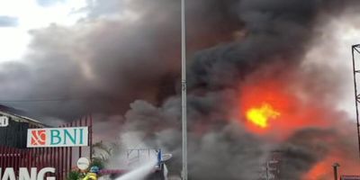 Kebakaran Melanda Kios Penjual Makanan di Dekat Area Stasiun Lambuang Bukittinggi
