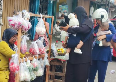 Jelang Bulan Ramadhan, Penjual Bunga Tabur Dadakan Marak di Pasar Lama Kota Serang
